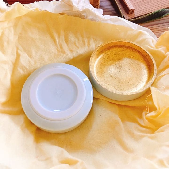 《白磁乙丑 香合》