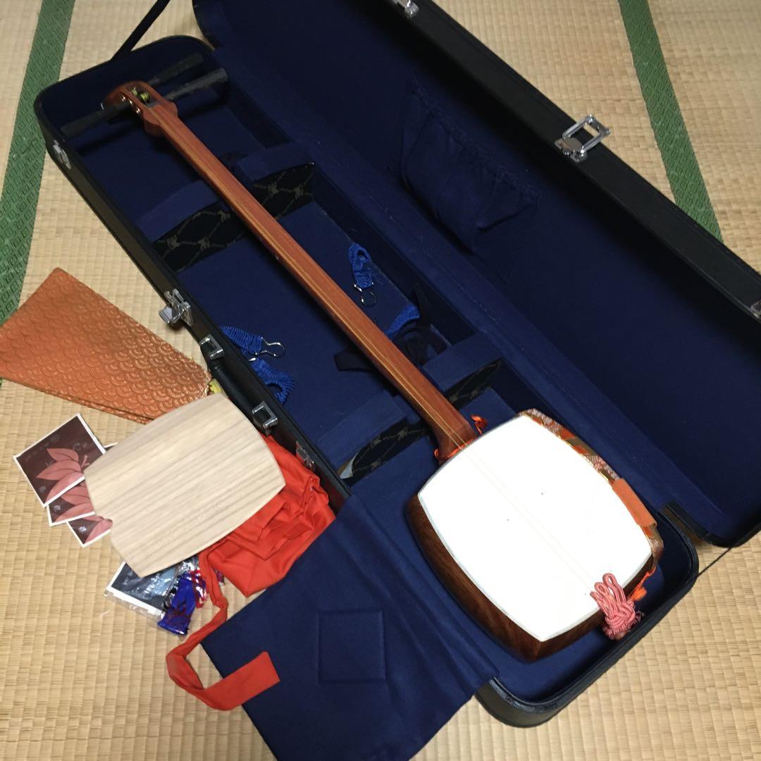 裏面破れ有　三味線　中棹　細棹　ケース付き 裏面破れ有 三味線 中棹 細棹 ケース付き - メルカリ