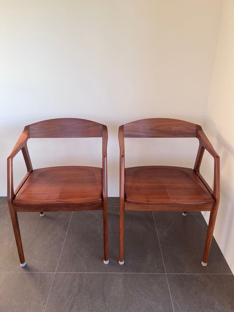 【椅子一脚販売ページ】シキファニチア　ウォールナット　アームチェア シキファニチア 椅子 ダイニングチェア オメガ2 肘付き ウォールナット