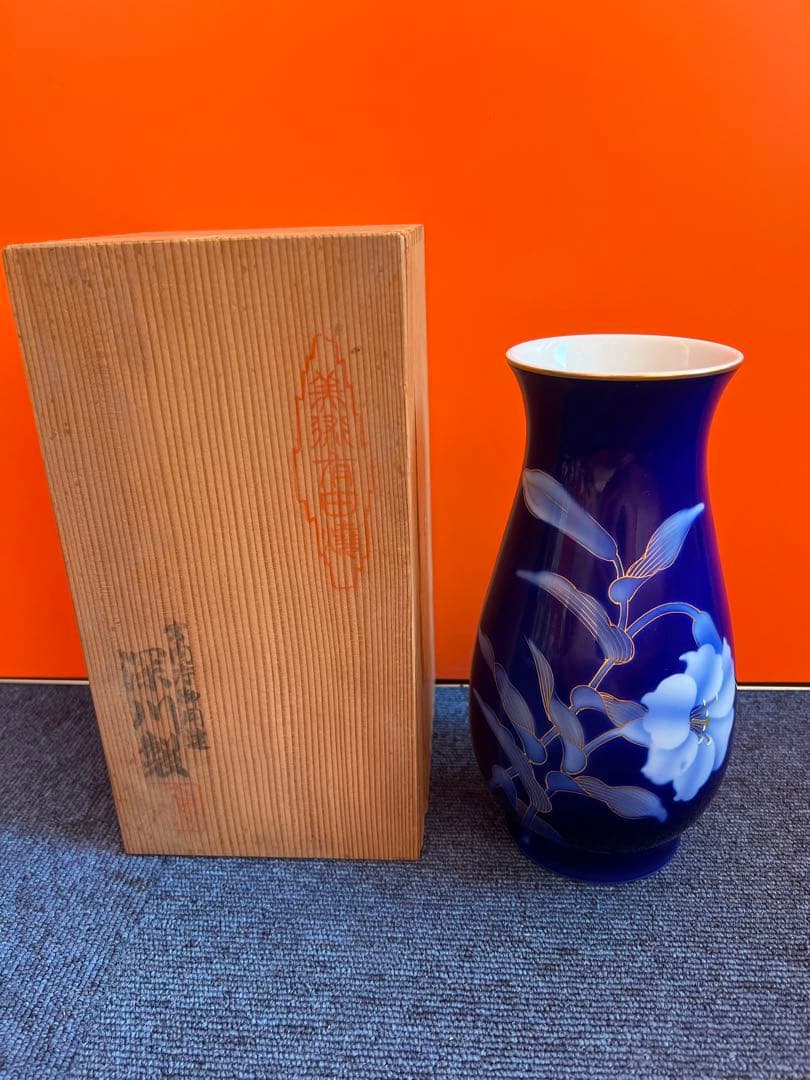 1270  深川製磁　宮内庁御用達　瑠璃地百合金彩　花瓶 1270 深川製磁 宮内庁御用達 瑠璃地百合金彩 花瓶