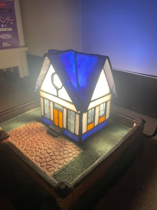 ガラス工芸/ステンドグラス【ステンドガラスのハウス型ライト/青い三角屋根と丸窓 富山県の丸窓ステンドグラス | 作家ブログ 小林一夫