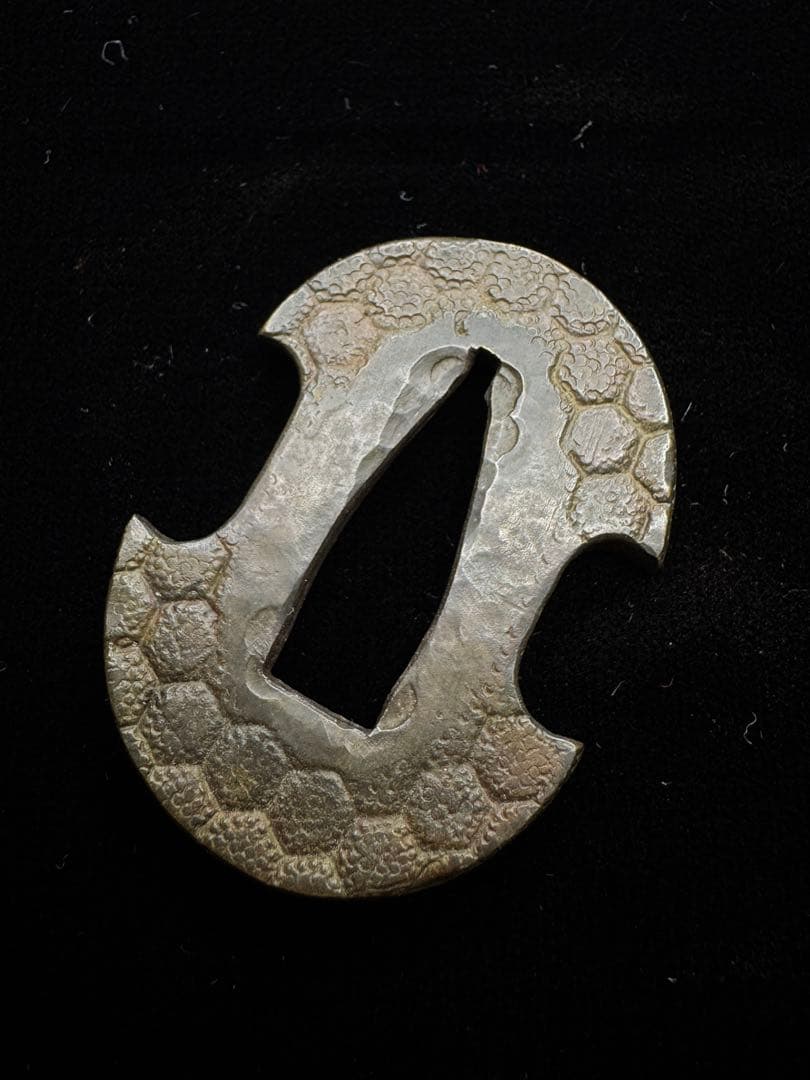 無銘 鉄地 亀甲文図鍔 日本刀 刀装具 骨董 古美術 江戸時代 時代物 鍔 無銘 水戸 梶原景季図鍔（TU-060719)｜刀・日本刀の販売なら日本刀