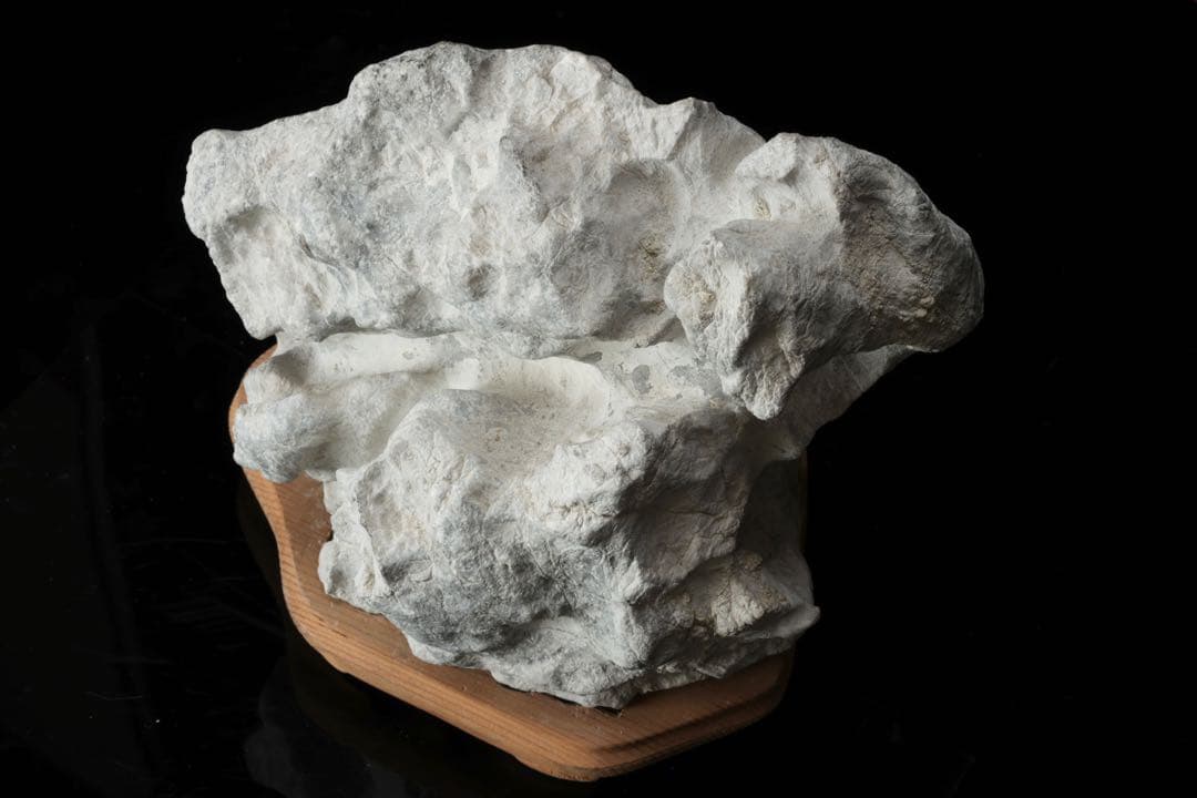 中国 太湖石 木製台座付 5.4kg 鑑賞石 文人石 水石 天然石 盆石 飾石