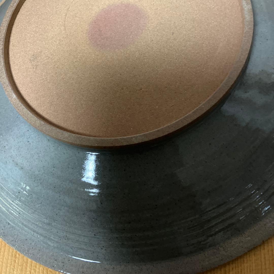 金彩皿「音羽山東哉造」（径３１㌢、高４．６㌢）