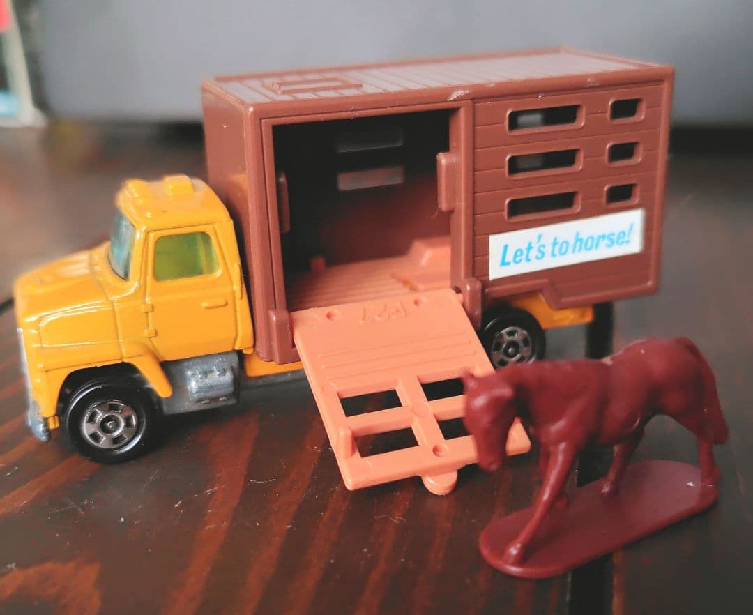 美品】青箱トミカ 62 フォード キャトル トラック　希少品！ TOMY (トミー) トミカ NO.107 フォード キャトル トラック 赤箱 馬