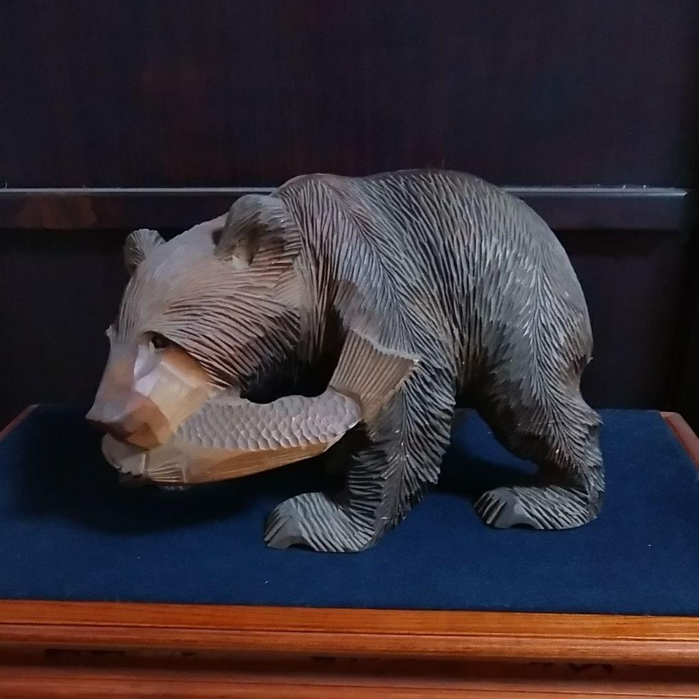 鮭を喰わえた熊の木彫り 木製 置物 飾り 北海道網走記念インテリア