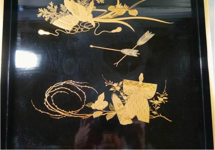 美しい立雛ノ図と兜ノ図　木製金蒔絵　四方盆の大　27.3cm　桃の節句端午の節句