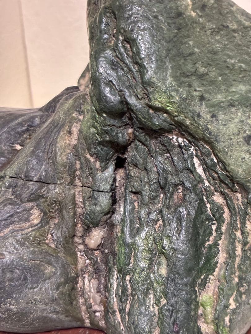 北海道神居古潭石サS ツートン山形 木製台座付き（名入り） - メルカリ