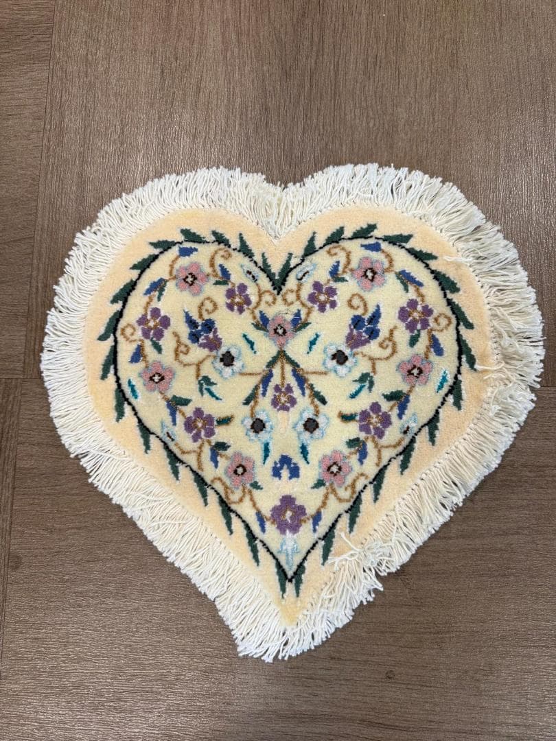 ペルシャ絨毯 ナイン産 ハート型ラグ 35cm 手織りバレンタイン 希少 ペルシャ絨毯 ナイン産 ハート型ラグ 35cm 手織りバレンタイン 希少