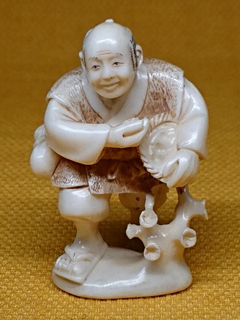 人形　 細密彫刻　根付　天然素材　置物　インテリア　工芸品　美術品　A2982 極上 天然素材 落語家 彫刻 置物 提げ物 根付 - メルカリ