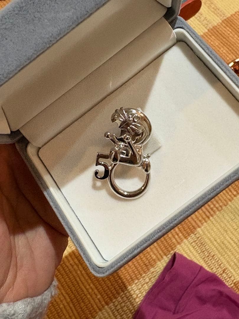 ドラえもん50周年・銀製眼鏡ホルダー シェラカップや銀製バッジなど！ 『大人の逸品』からドラえもん50周年