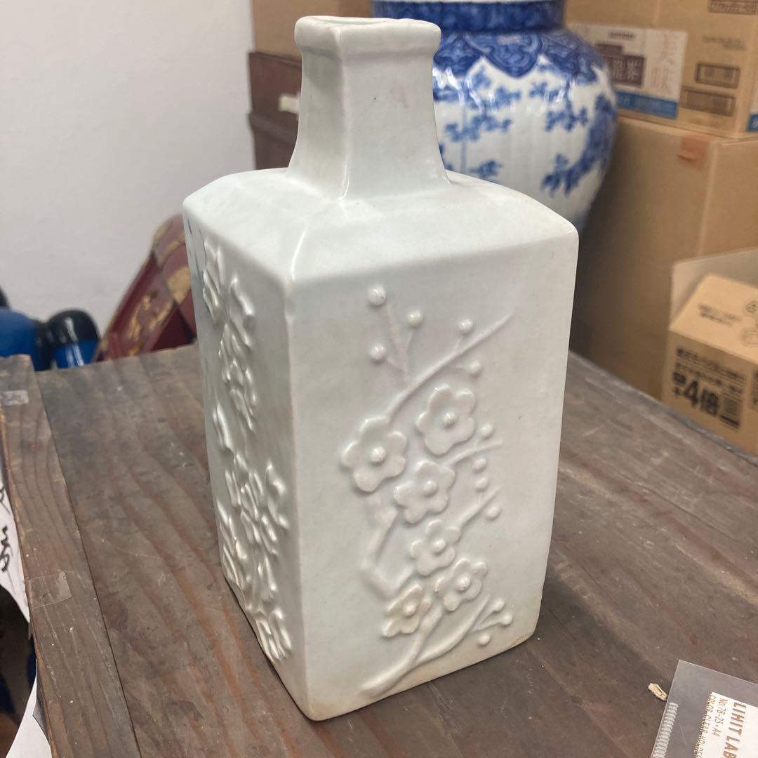 李朝　青白磁角徳利　陽刻　朝鮮美術 朝鮮美術 | 高麗 李朝 陶磁器 | gallery陽々youyou | 山梨県