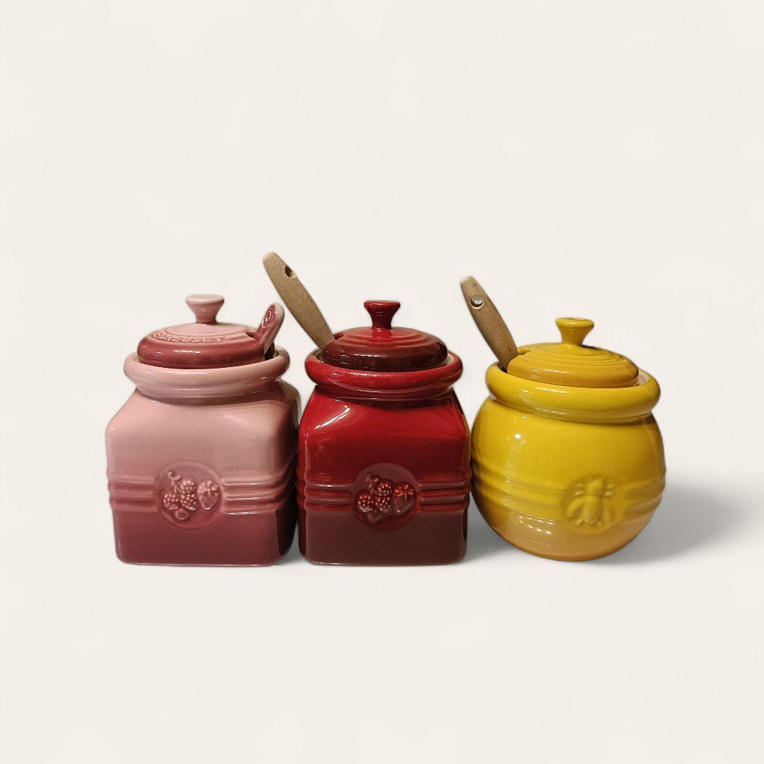LE CREUSET ルクルーゼ ハニーポット ジャムポット 3点セット Amazon｜Le Creuset ストーンウェア ハニーポット シリコンディッパー