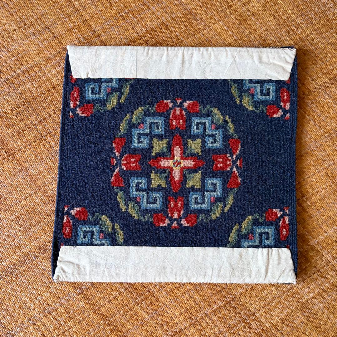 チベタンラグ シートラグ チェアマット 濃紺ベース - メルカリ