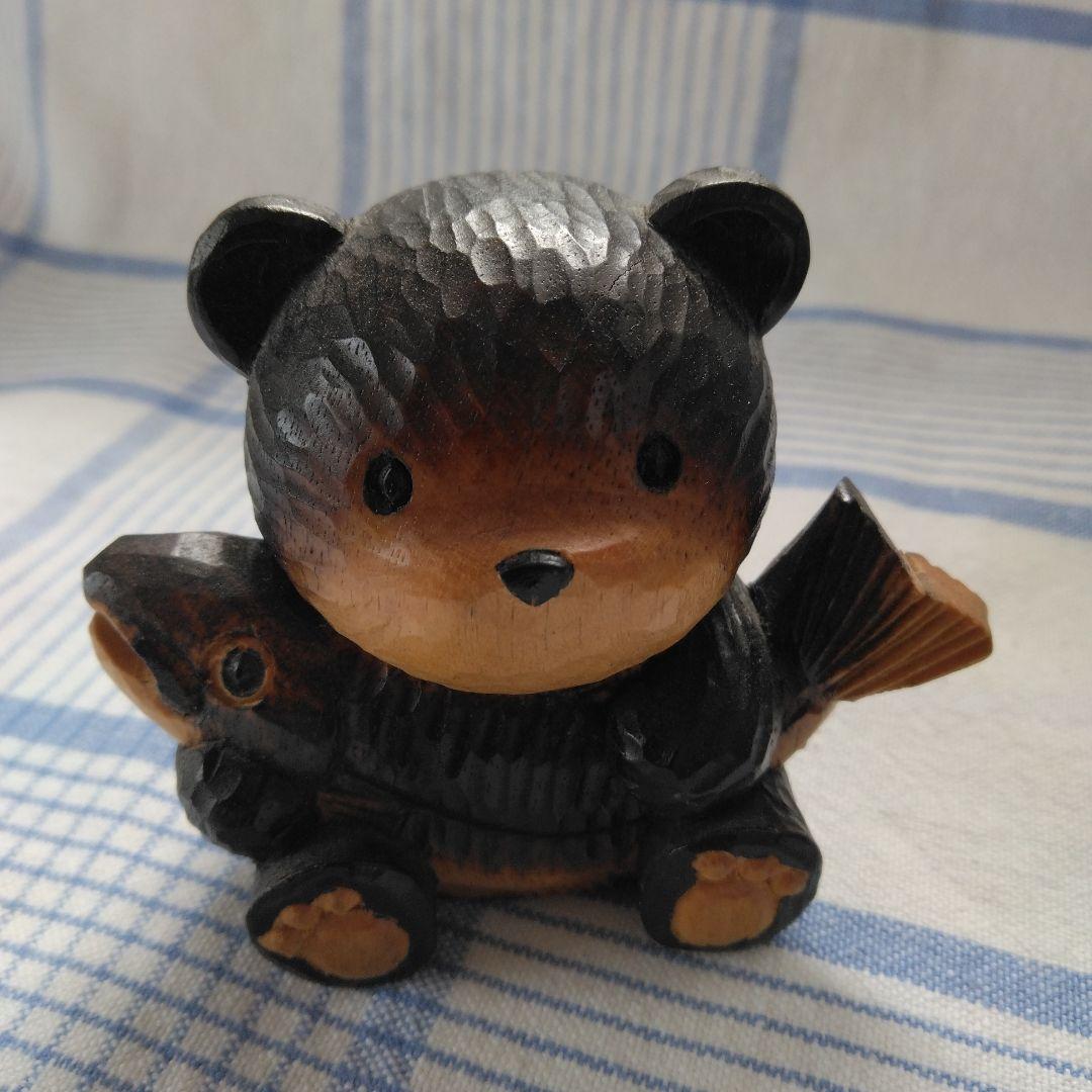 木彫りの熊、クマ、お座りくま、鮭、置物、北海道土産、工芸品