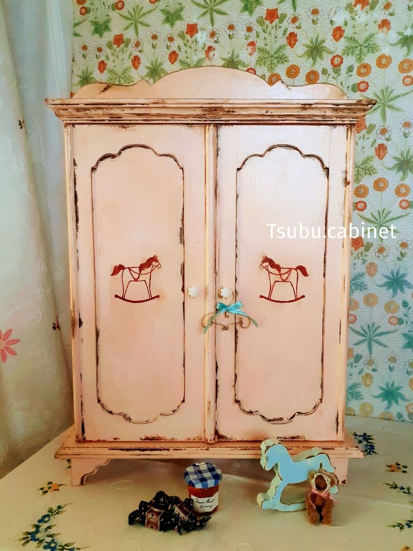 アンティーク・ヴィンテージ調　シャビー　箱扉のドールキャビネット アンティーク風のおしゃれな家具、 ガラスキャビネットのショーケース