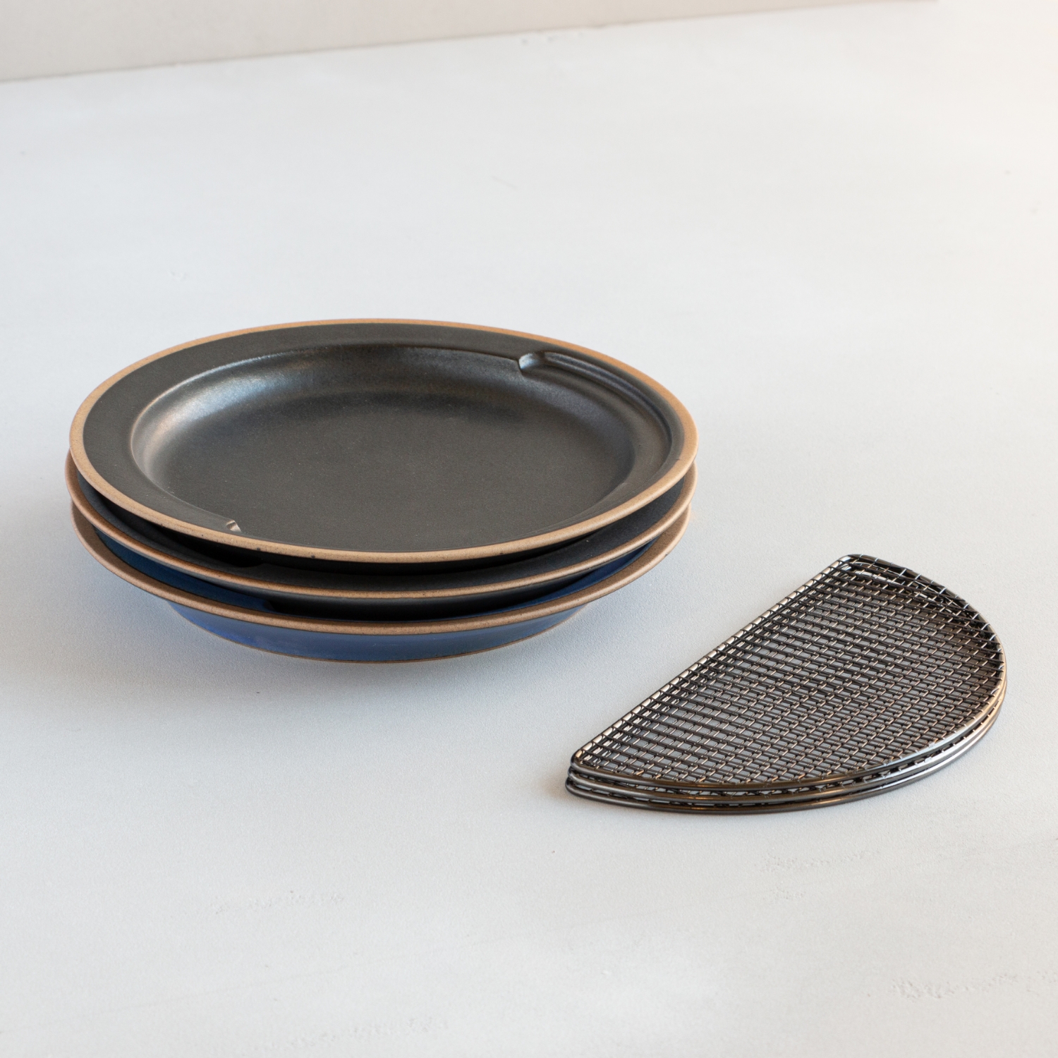 KIKIME/amime プレート半月 黒酸化網 -網付きだから揚物をカラッとした