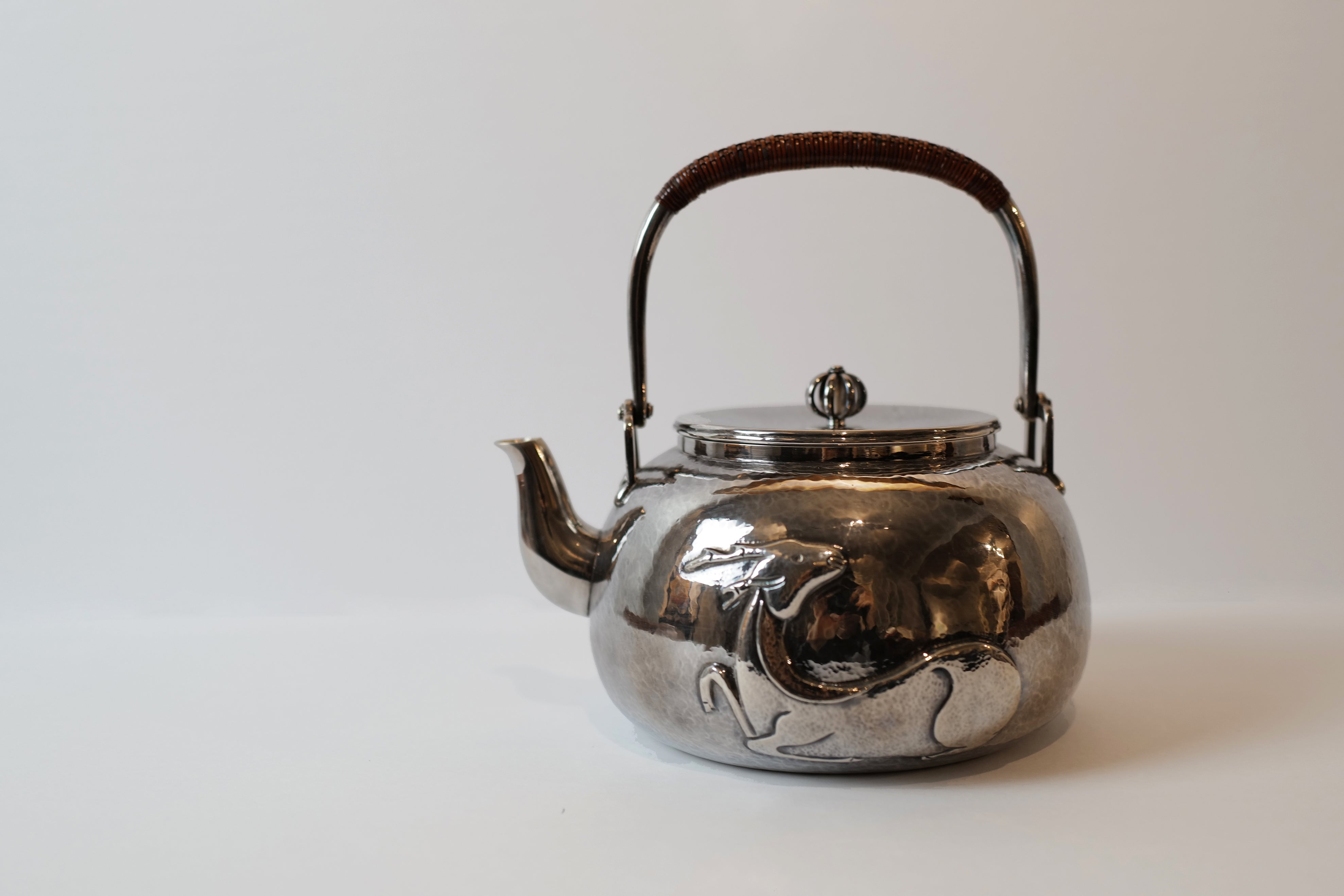 Enchanted Deer Silver Tea Kettle 【鹿回头银壶】 – Sunzen Art Gallery