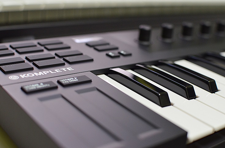 Native Instruments「Komplete Kontrol M32」レビュー | SynthSonic